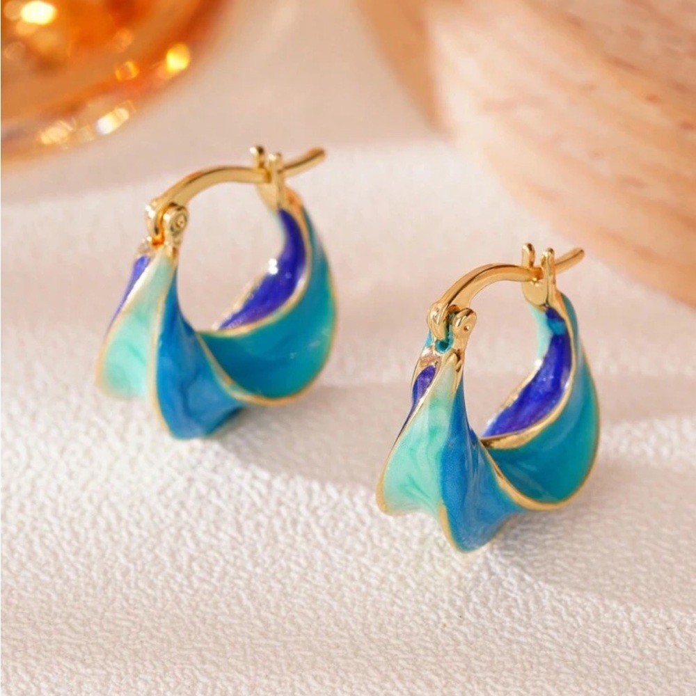 BRAND NEW 🩵 SUPER CUTE shades of blue color block hoop huggie gold earrings